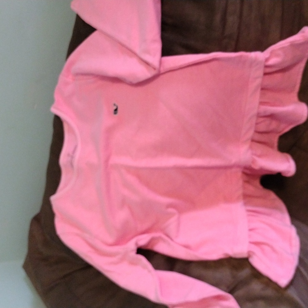 Cute pink vineyard Vines ruffled shirt
